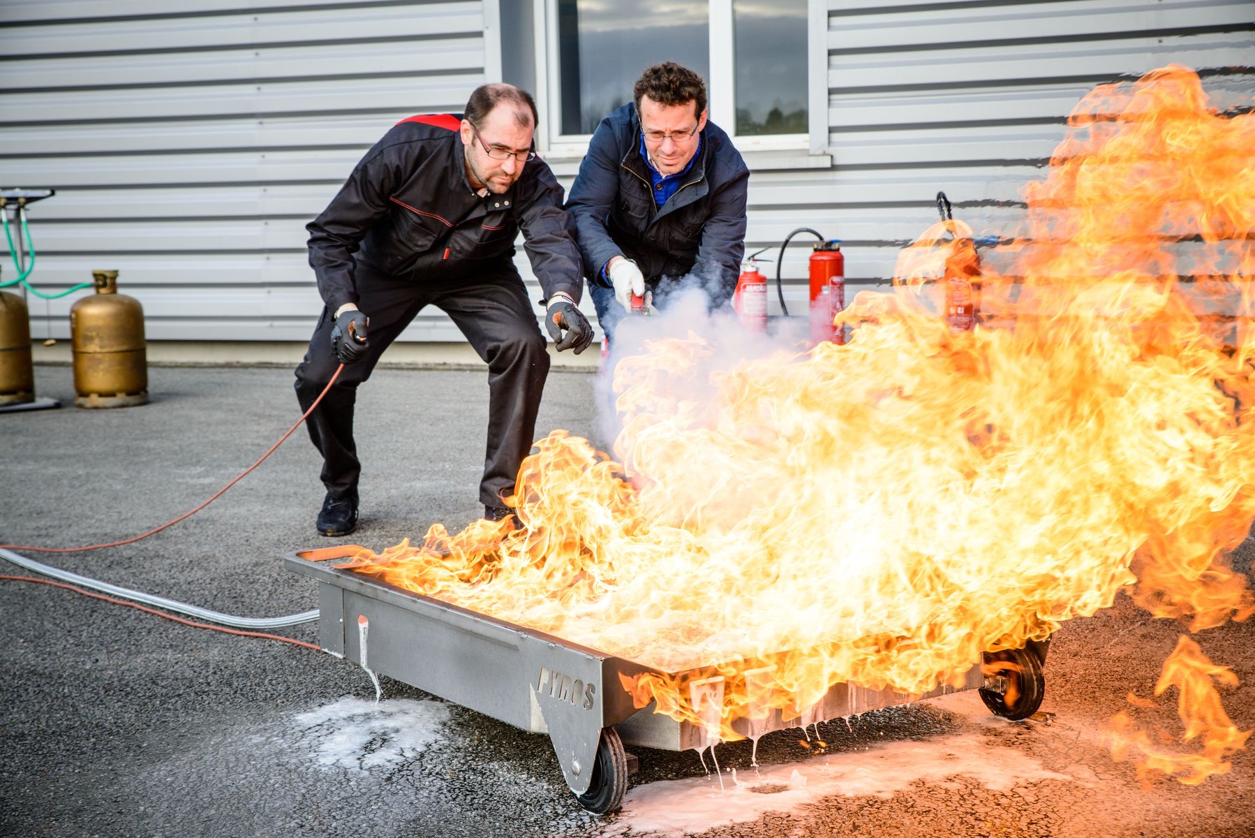 Bac_a_feu-formation_incendie_PYROS_3-Extinction_feu_generateur_de_flamme_materiel_formation_incendie_formation_manipulation_extincteur.jpg